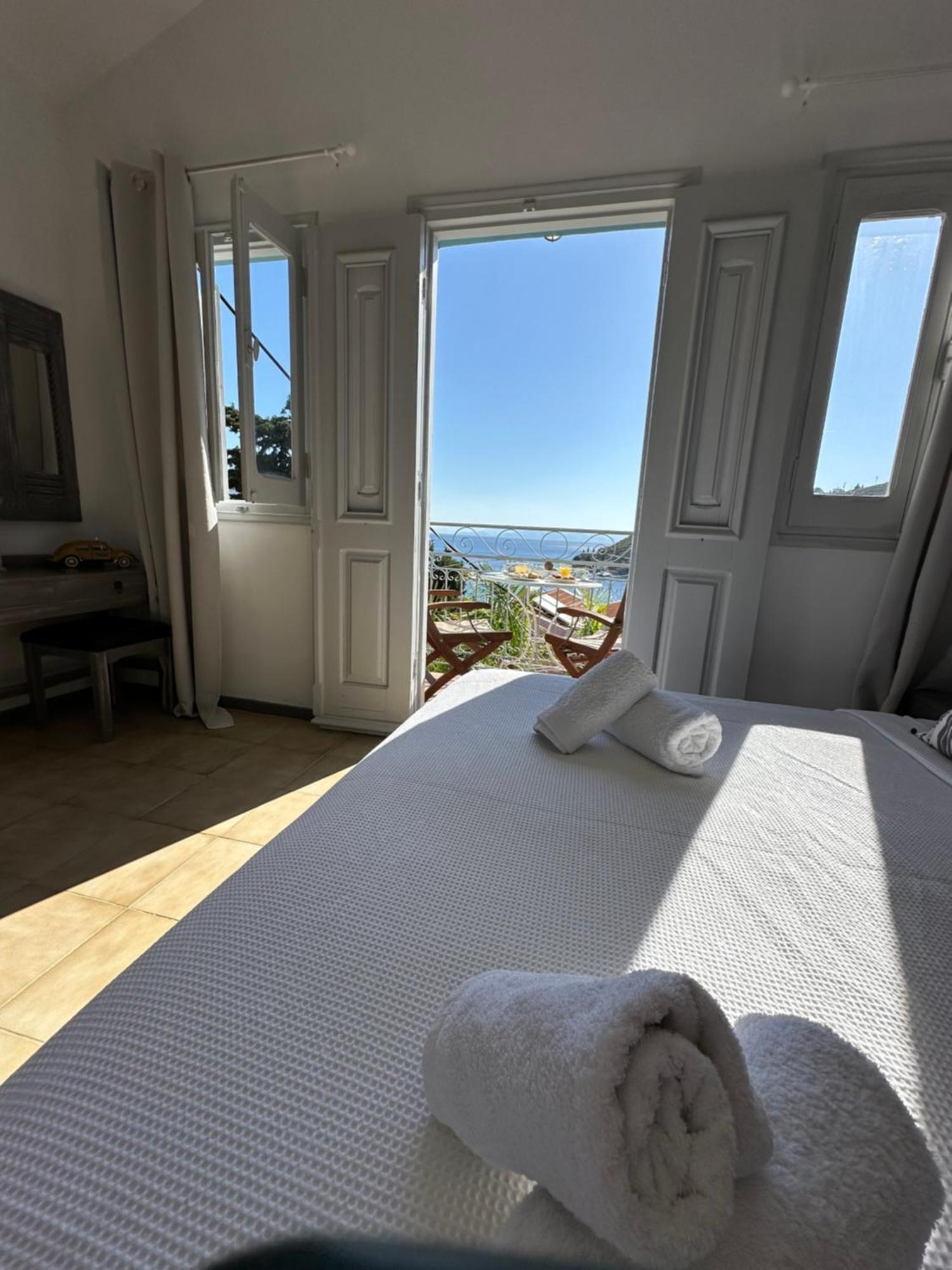 سيمي Niriides Hotel Apartments المظهر الخارجي الصورة